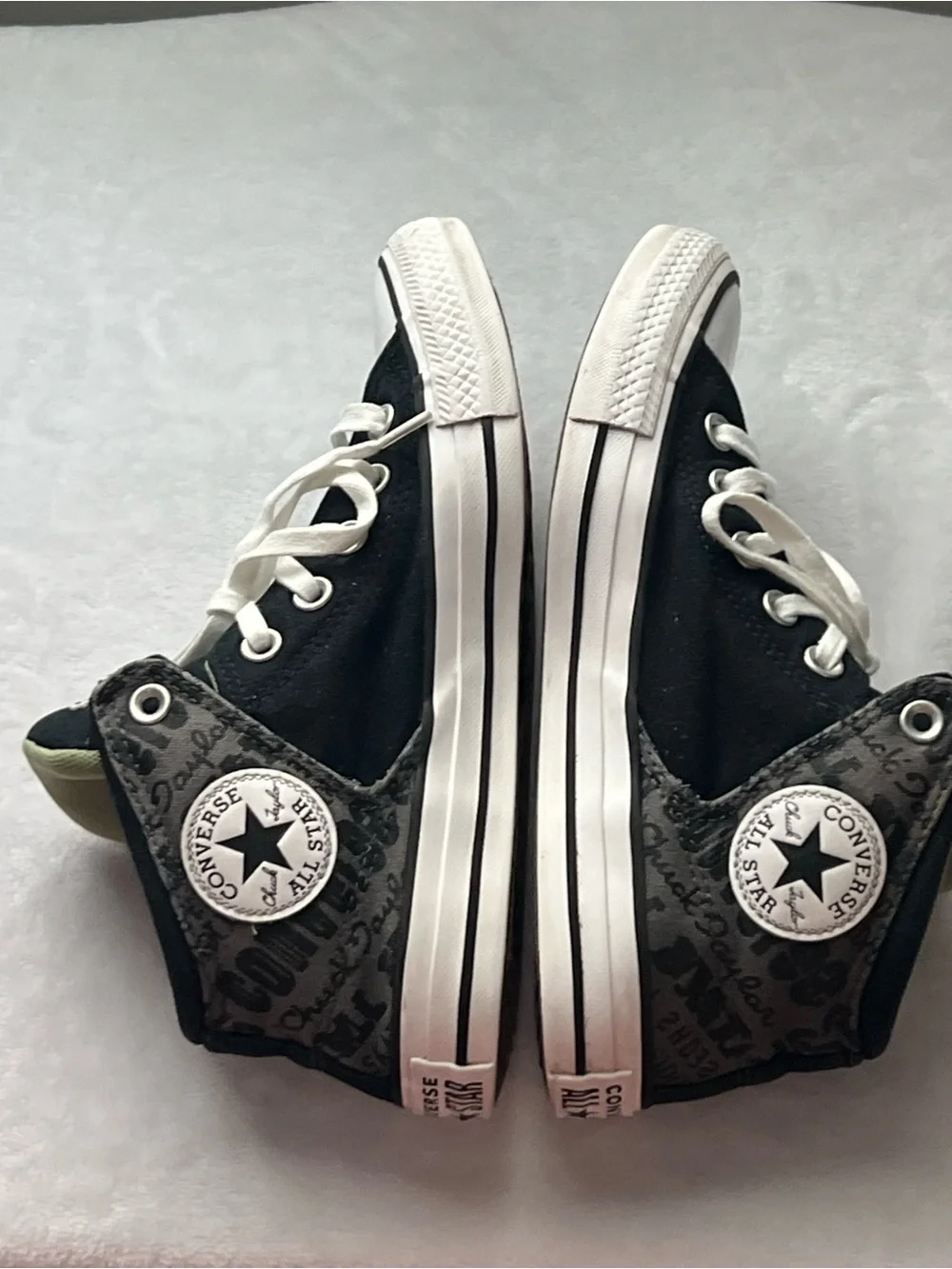 Converse Unisex High Top Sneakers in Black with Green Lining Men’s 5 / Women’s 6